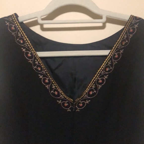 MAGGY LONDON PETITES little black dress. Size 10. Beautiful trim. - Picture 7 of 9